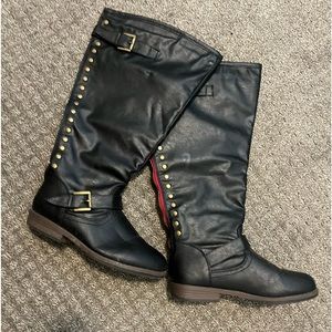 Women’s boots size 7.5. Only worn 1x. In perfect condition, wide calf
